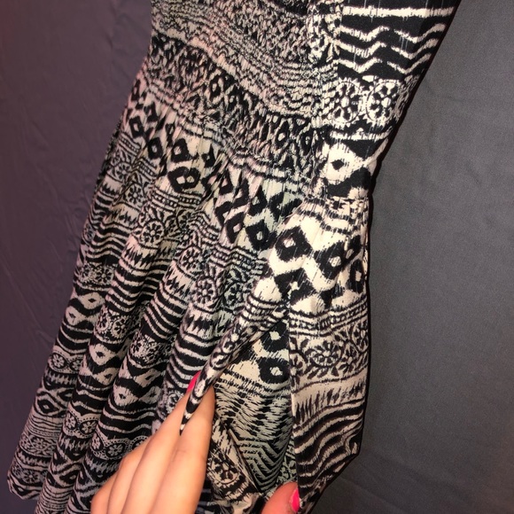 Black and white patterned dress - Picture 5 of 7